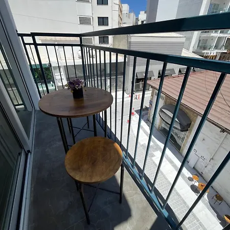 아파트 Unique 2 Storey Centre 라르나카