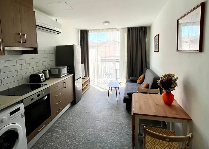 Unique 2 Storey Centre Апартаменты